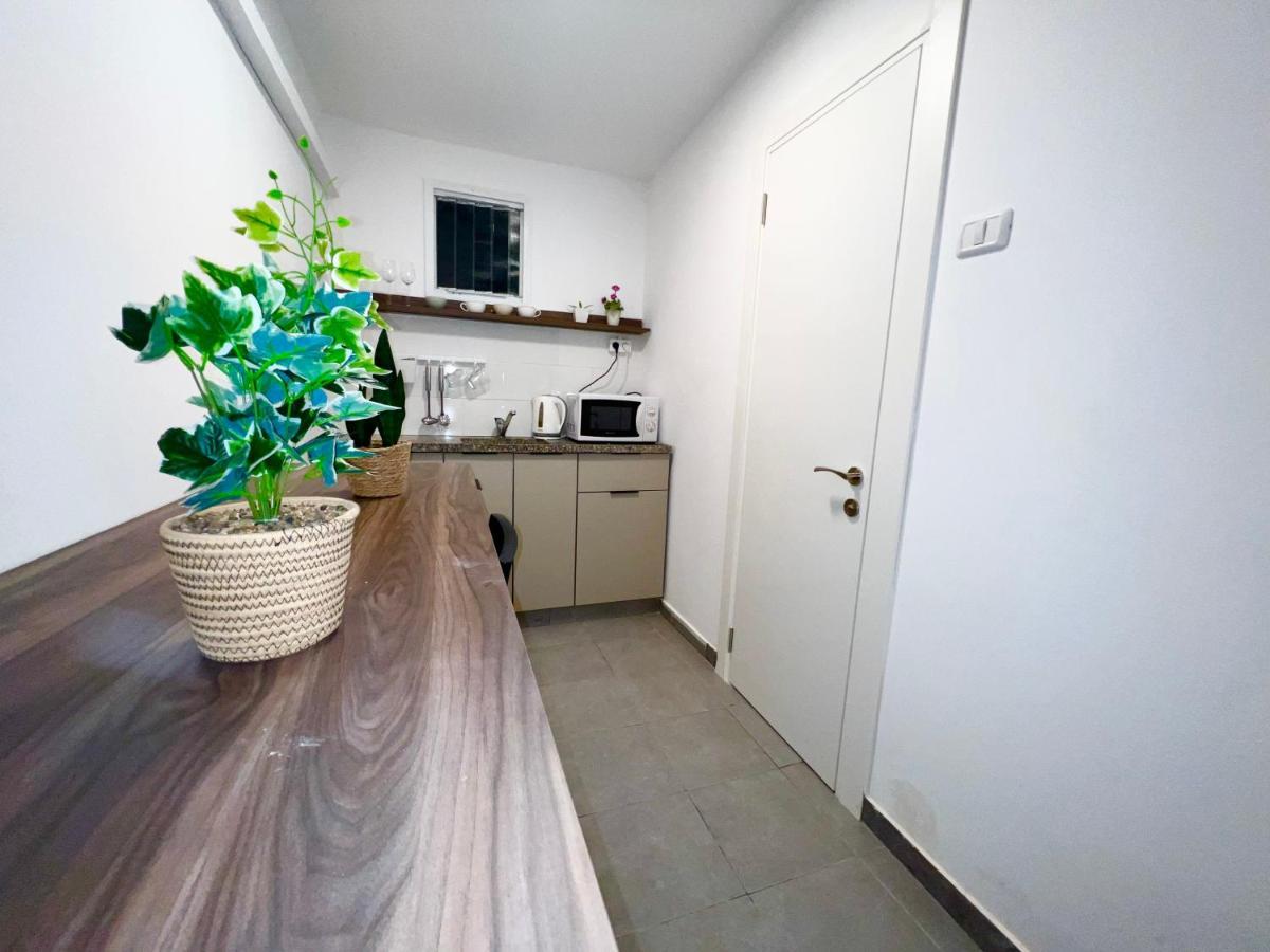 Aspentlv - Hacarmel Market Apartments & Studios Тель-Авів Екстер'єр фото