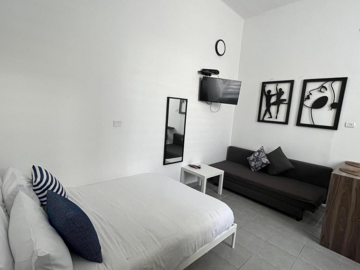Aspentlv - Hacarmel Market Apartments & Studios Тель-Авів Екстер'єр фото